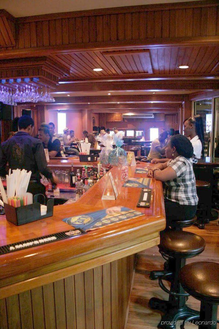 Tradewinds Hotel San Fernando Restaurante foto